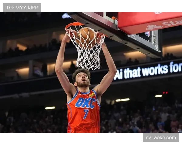 关键时刻:最后一攻,霍姆格伦成功干扰爱德华兹三分,雷霆险胜