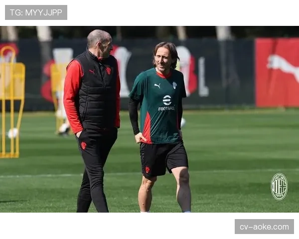 AC米兰公开训练吸引球迷，复活节假期期间近距离观看球队备战